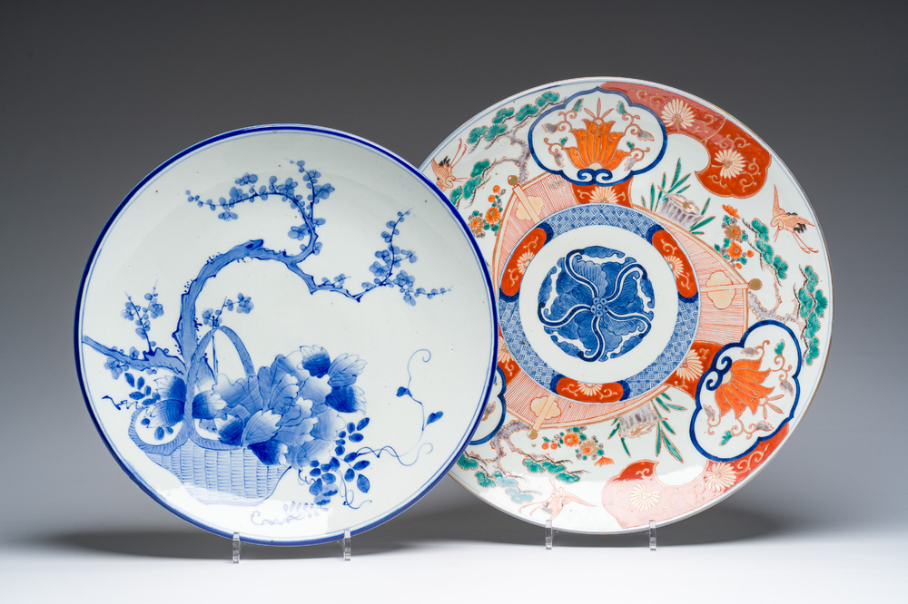 Imposant plat en porcelaine de Japon bleu et blanc &agrave; d&eacute;cor de panier fleuri et un plat Imari, Meiji, 19&egrave;me si&egrave;cle