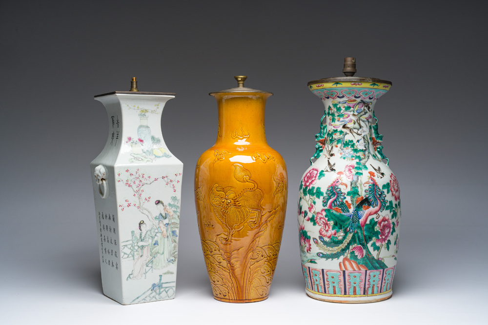Trois vases en porcelaine de Chine famille rose, qianjiang cai et monochrome transform&eacute;s en lampes, 19&egrave;me/20&egrave;me si&egrave;cle