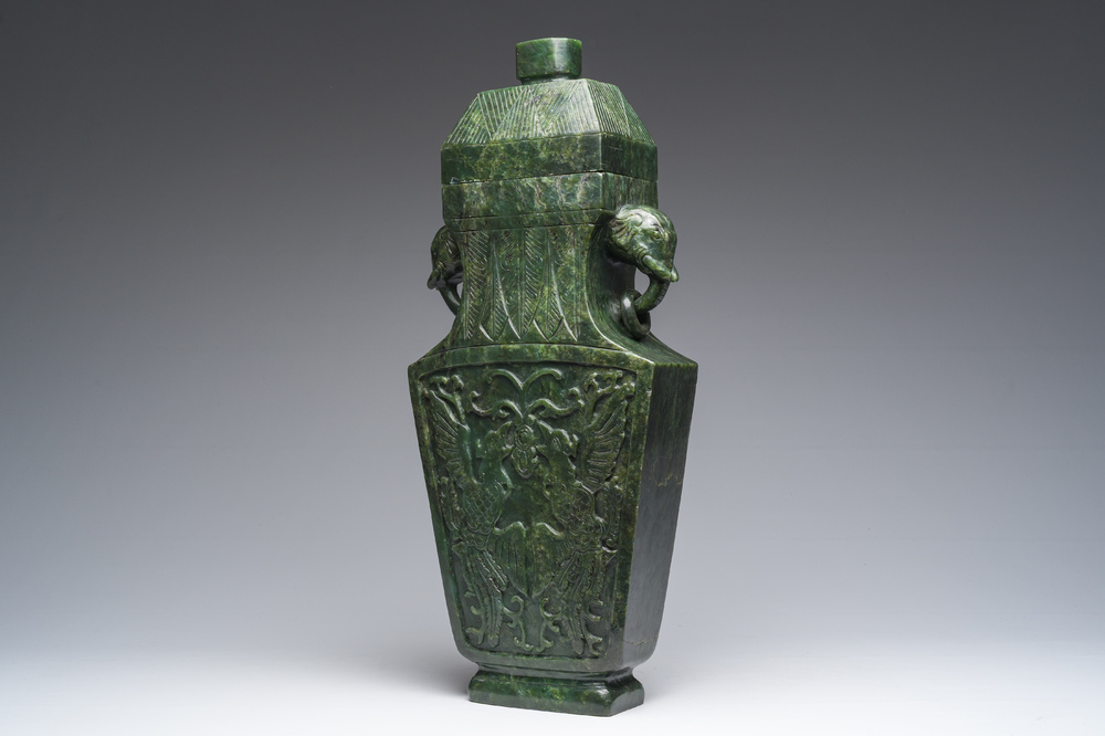 Een grote Chinese spinaziegroene jade&iuml;et dekselvaas met feniksen en handvatten in de vorm van olifantenkoppen, 20ste eeuw