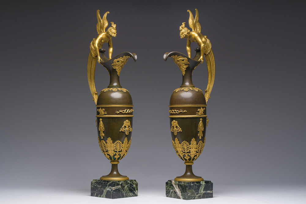 Importante paire de verseuses Empire en bronze dor&eacute; et patin&eacute; sur socles en marbre, attribu&eacute; &agrave; Claude Galle, vers 1800-1810
