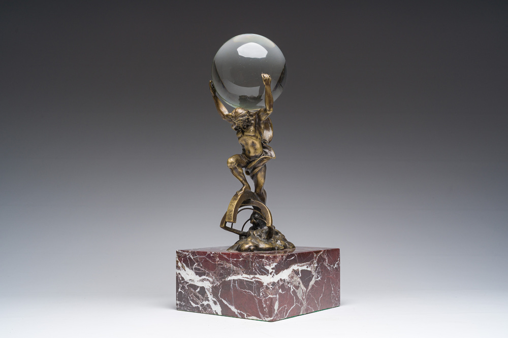 Atlas en bronze dor&eacute; portant un globe en verre mont&eacute; sur une base en marbre Rosso Levanto, Italie, 19&egrave;me/20&egrave;me si&egrave;cle