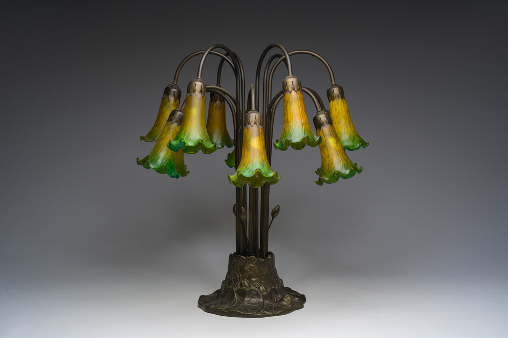 Lampe de table de style Art nouveau en m&eacute;tal patin&eacute; &agrave; douze lumi&egrave;res inspir&eacute;e de l'embl&eacute;matique lampe 'Tiffany Pond Lily', 21&egrave;me si&egrave;cle
