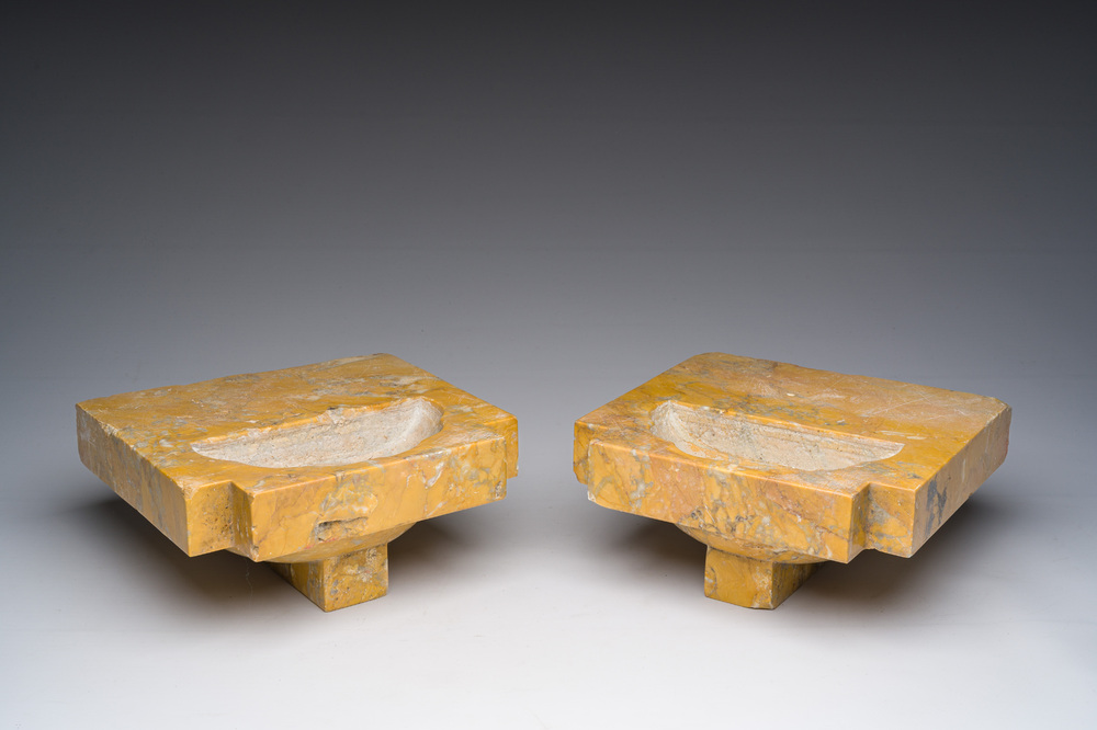 Paire de b&eacute;nitiers de style Art D&eacute;co en marbre jaune Giallo Siena, 20&egrave;me si&egrave;cle