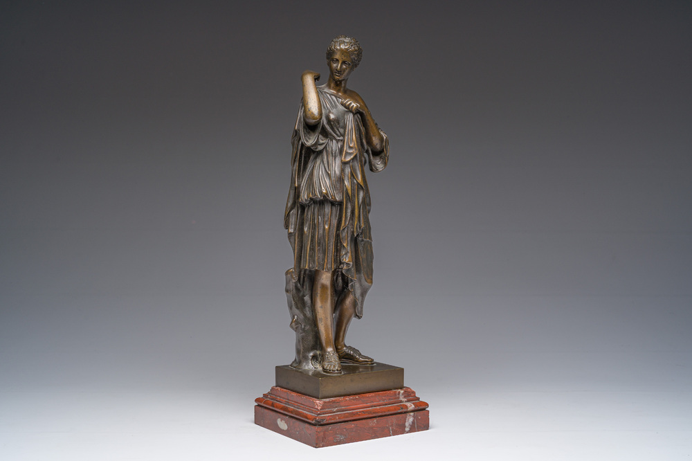 Naar de antieken: Diana van Gabii, bruin gepatineerd brons op een roodmarmeren sokkel, 19de eeuw
