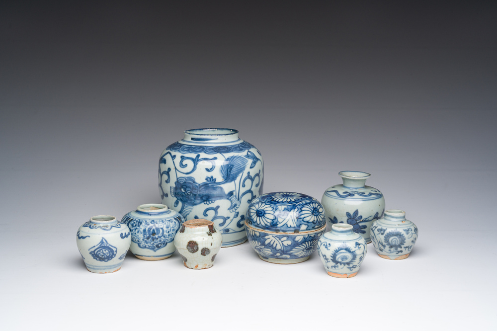 Collection vari&eacute;e en porcelaine de Chine bleu et blanc, Ming