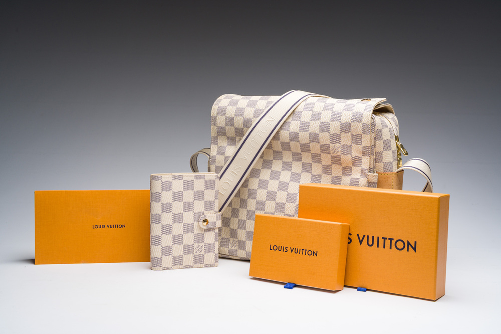 Sac bandouli&egrave;re Louis Vuitton 'Damier Azur Naviglio' avec agenda assorti, 21&egrave;me si&egrave;cle