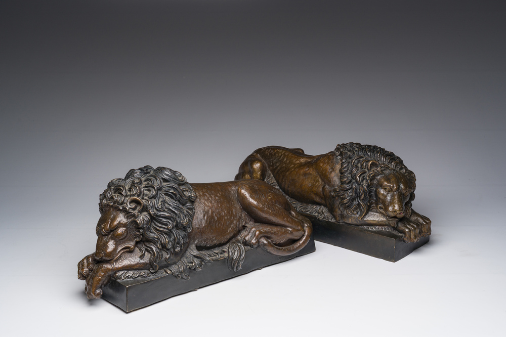 Antonio Canova (1757-1822, apr&egrave;s): Paire de lions couch&eacute;s, bronze &agrave; patine brune, 20&egrave;me si&egrave;cle