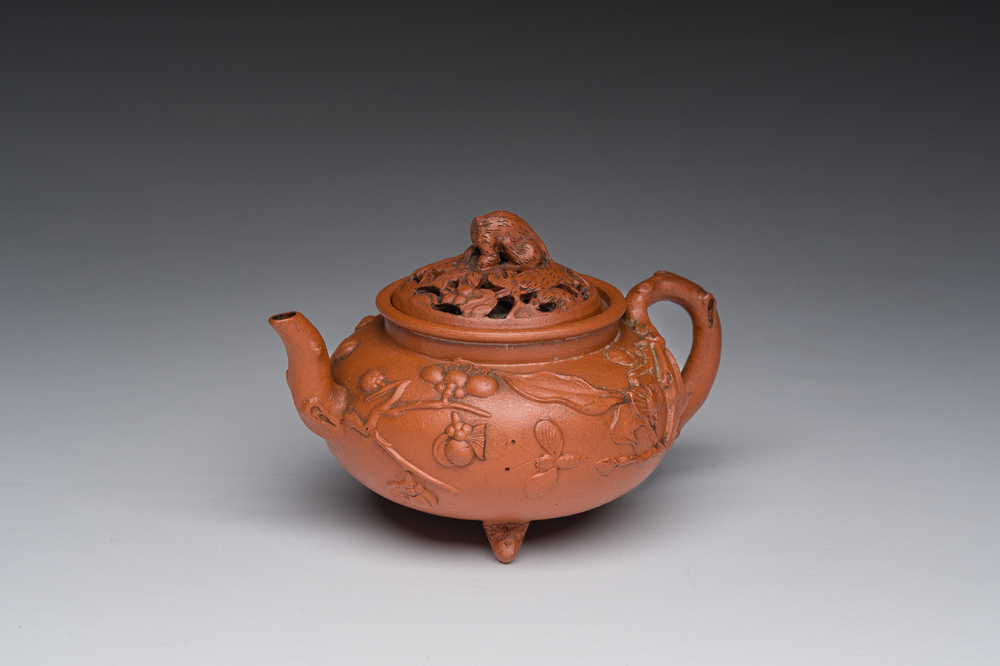 Th&eacute;i&egrave;re tripode en gr&egrave;s de Yixing au couvercle ajour&eacute;, Chine, 18&egrave;me si&egrave;cle