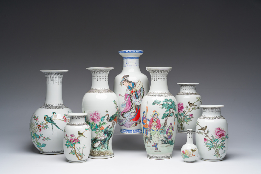 Acht Chinese famille rose vazen met vogels tussen bloesemtakken en figuratief decor, 20ste eeuw