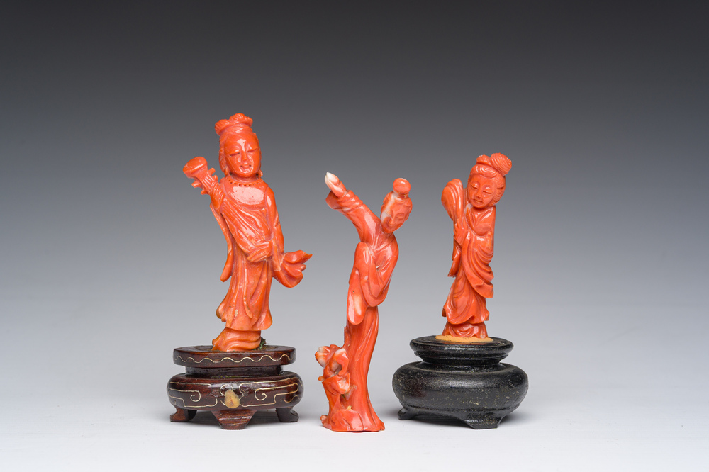 Drie Chinese bloedkoralen sculpturen van dames, 19de/20ste eeuw