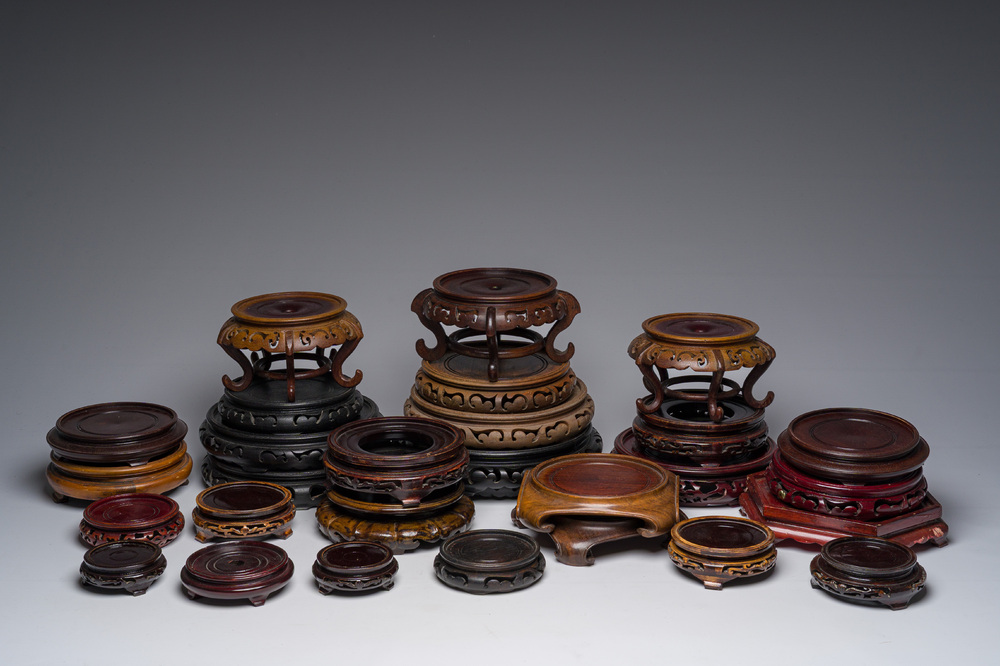 Collection vari&eacute;e de socles en bois sculpt&eacute;, Chine, 20&egrave;me si&egrave;cle