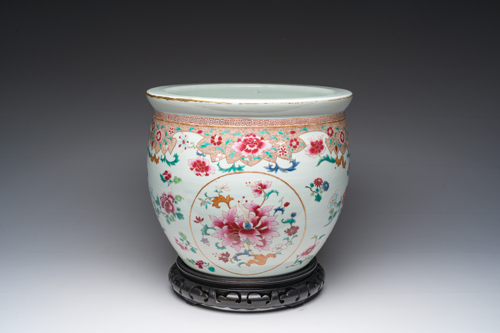 A Chinese famille rose jardini&egrave;re with floral design on a wooden base, 19th C.