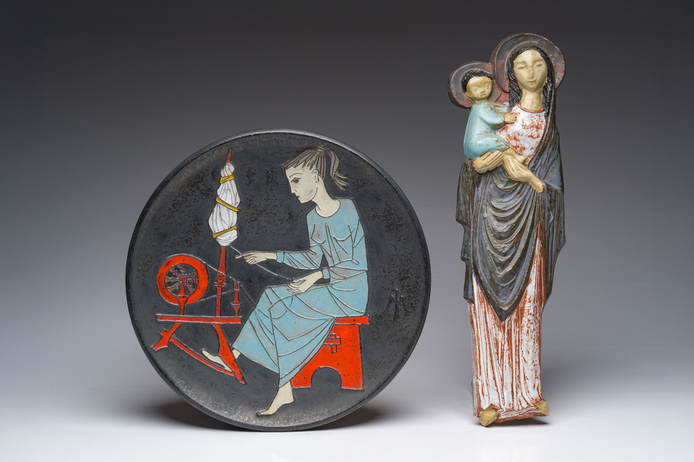 Joost Mar&eacute;chal (1911-1971) et Amfora&nbsp;: un plat orn&eacute; d&rsquo;une femme au rouet et une applique de la Vierge &agrave; l&rsquo;Enfant