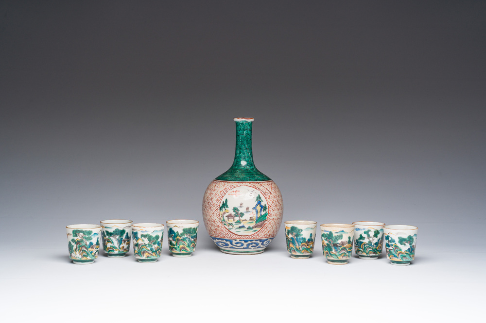 Une bouteille &agrave; sak&eacute; ou 'tokuri' et huit tasses aux paysages en porcelaine Kutani, Japon, Meiji, 19&egrave;me si&egrave;cle