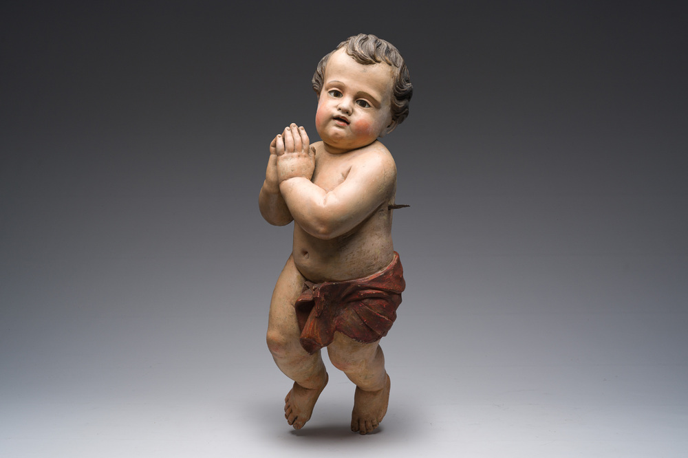 Figure d'ange en pri&egrave;re en bois sculpt&eacute; et polychrome, sud de l'Europe, 19&egrave;me si&egrave;cle