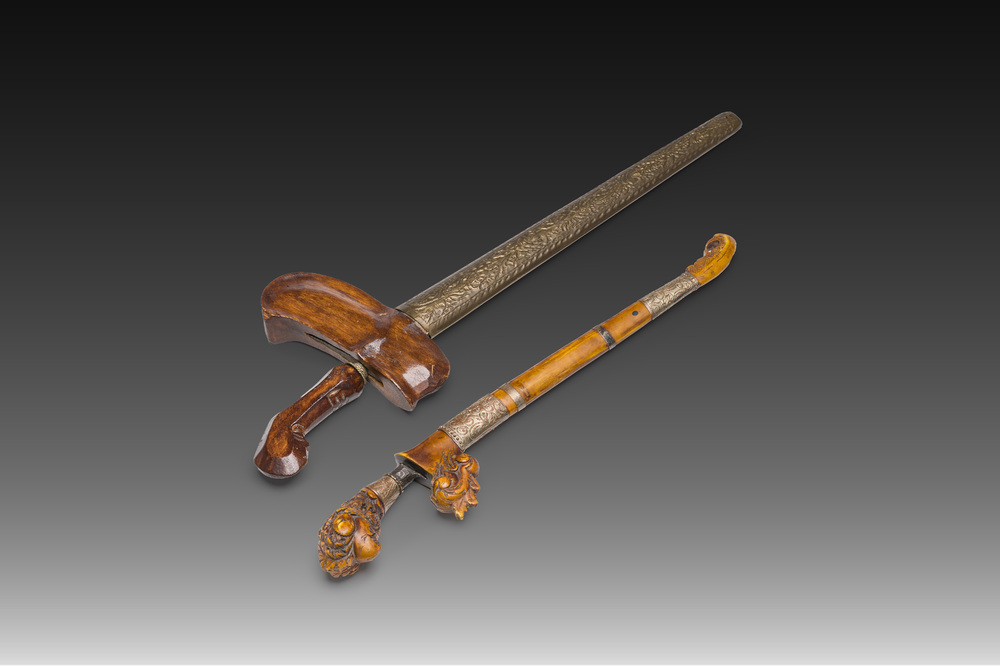 Deux kris en m&eacute;tal, bois, cuivre et r&eacute;sine, Indon&eacute;sie, 20&egrave;me si&egrave;cle