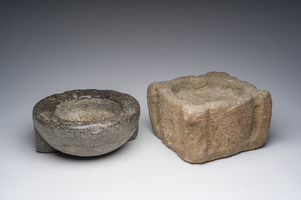 B&eacute;nitier en marbre noir et un mortier en pierre, 17&egrave;me si&egrave;cle