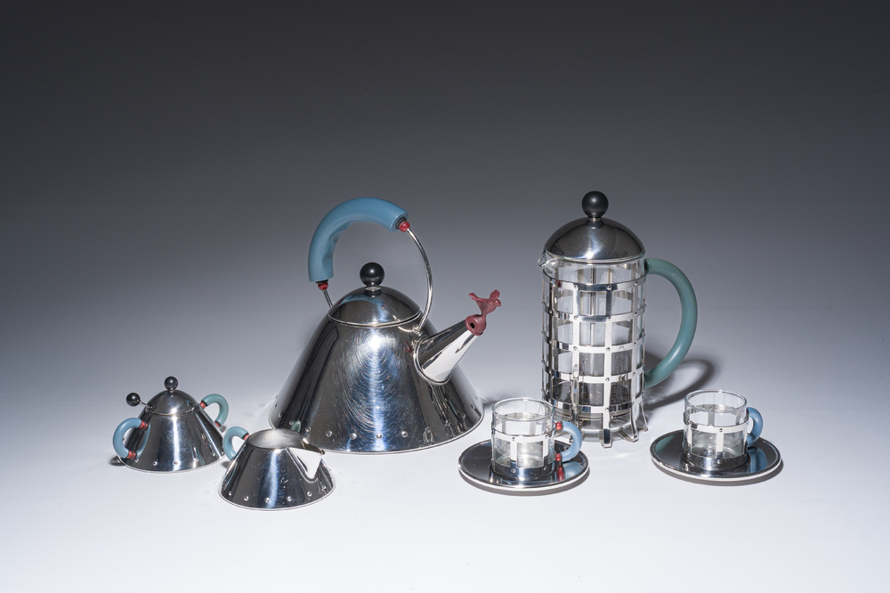 Michael Graves (1934-2015): Service &agrave; caf&eacute; et &agrave; th&eacute; de huit pi&egrave;ces en acier inoxydable avec la th&eacute;i&egrave;re 'Mod&egrave;le 9303', Alessi, Italie, ann&eacute;es 80