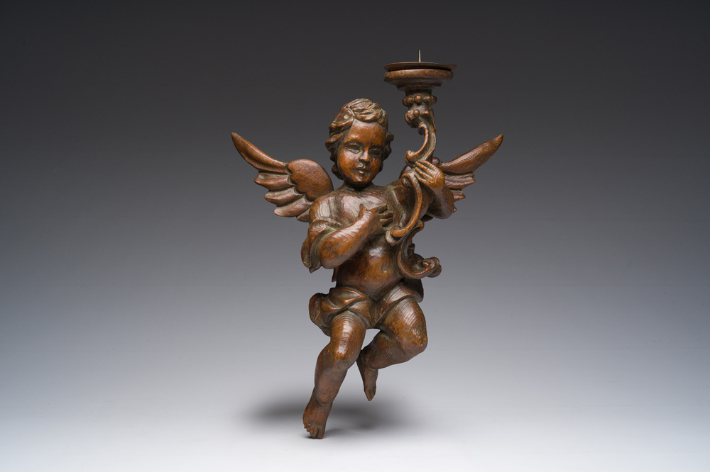 Pique-cierge mural en bois sculpt&eacute; repr&eacute;sentant un putto &agrave; un bras de lumi&egrave;re, France, 18&egrave;me si&egrave;cle