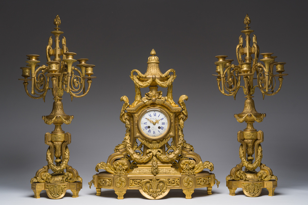 Garniture de chemin&eacute;e de style Louis XVI en trois pi&egrave;ces en bronze dor&eacute; &agrave; d&eacute;cor de guirlandes, France, 19&egrave;me si&egrave;cle