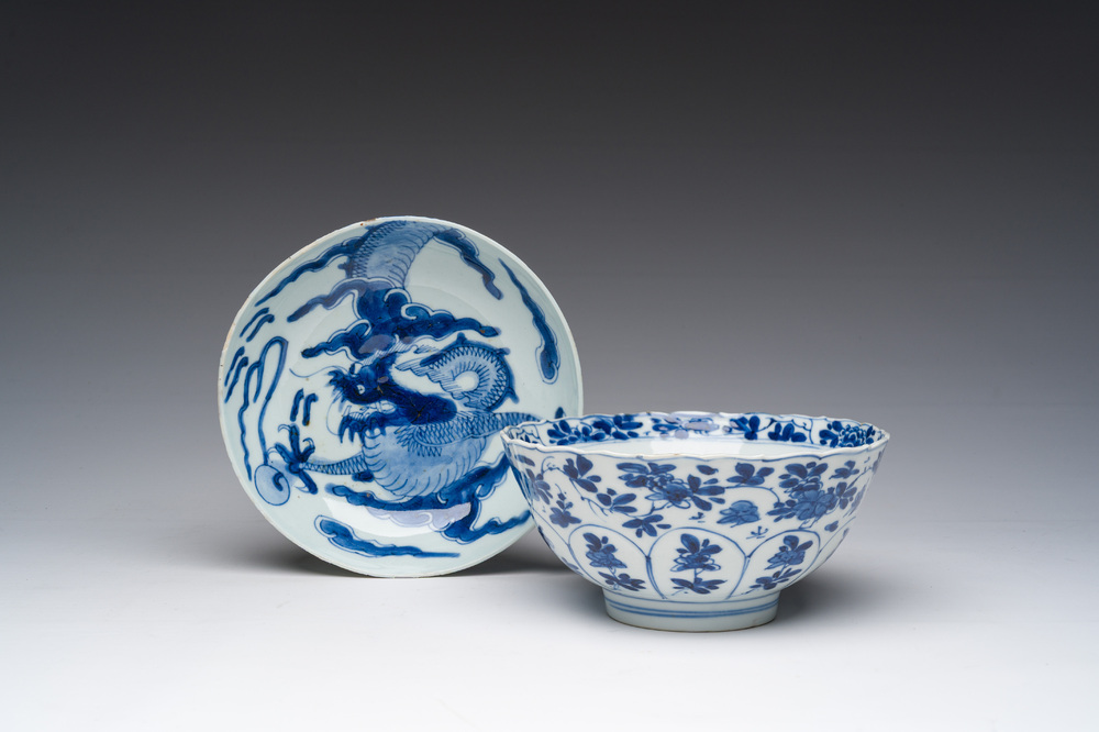 Bol &agrave; d&eacute;cor floral et une coupe &agrave; d&eacute;cor de dragon en porcelaine de Chine bleu et blanc, Kangxi/Yongzheng