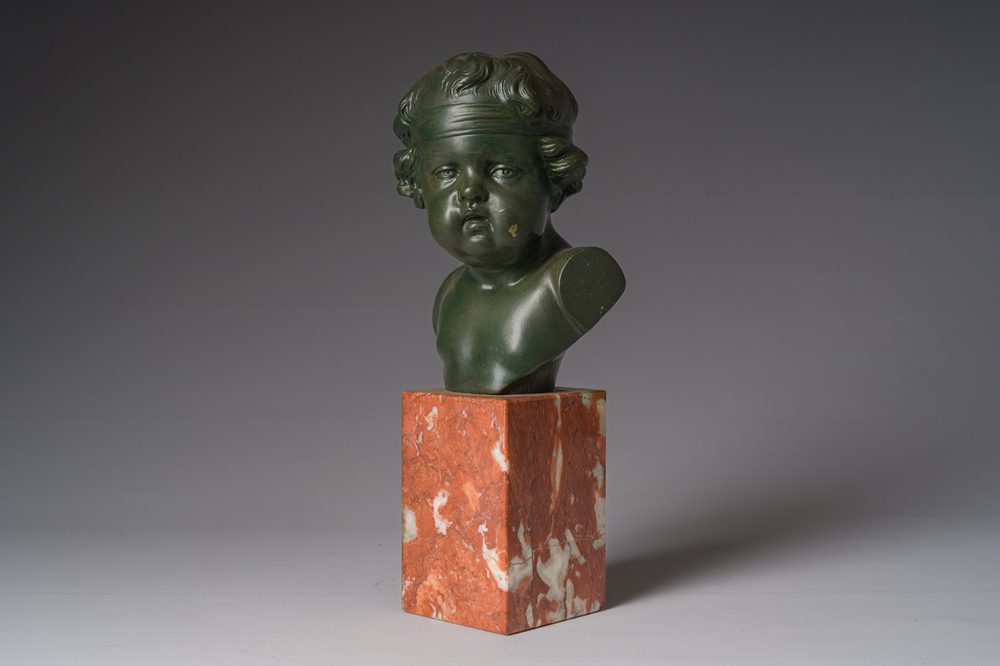 Fran&ccedil;ois Duquesnoy (1597-1643, navolger van): Buste van een jongeling, groengepatineerd brons op een marmeren basis, 19de/20ste eeuw