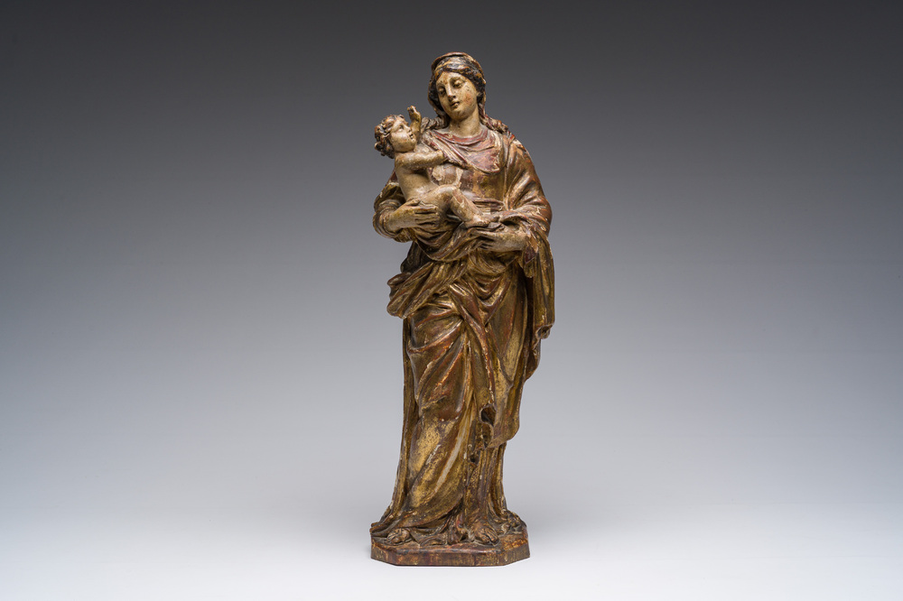 Vierge &agrave; l'Enfant en bois sculpt&eacute;, polychrome et dor&eacute;, Italie, 17&egrave;me/18&egrave;me si&egrave;cle