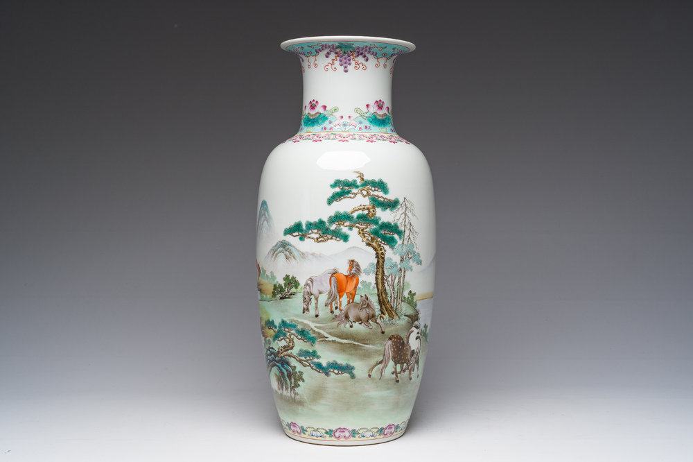 Een Chinese famille rose vaas met 'De paarden van Wang Mu', Jingdezhen merk, Republiek, 20ste eeuw