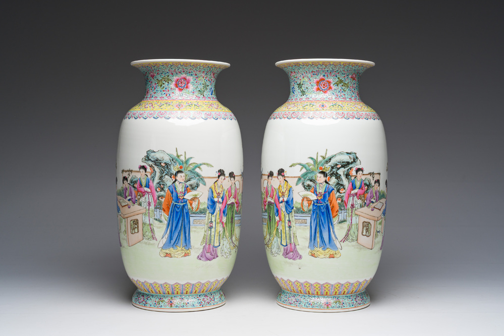 Paire de vases en porcelaine de Chine famille rose &agrave; d&eacute;cor de dames de la cour se relaxant dans un jardin palatial, marque Qianlong, R&eacute;publique, 20&egrave;me
