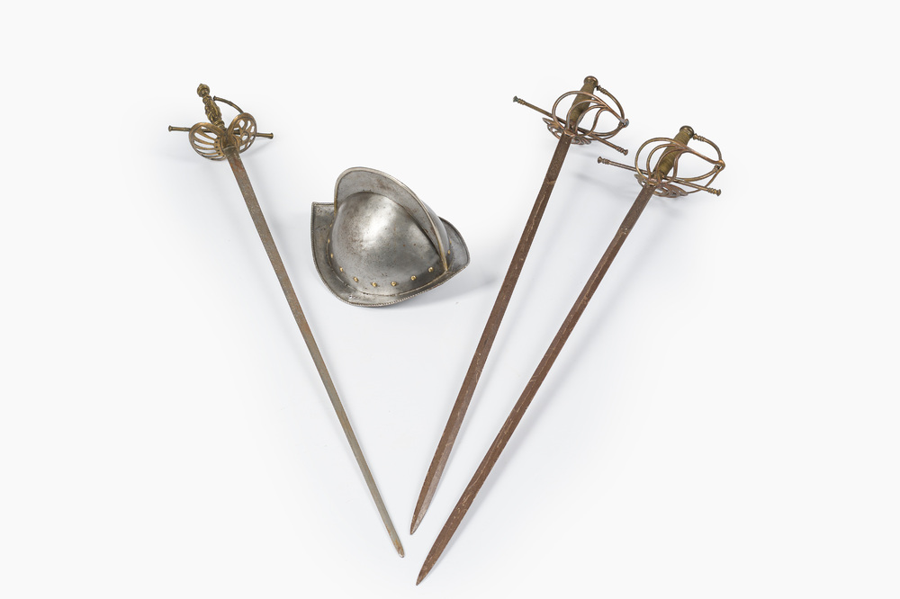 Trois rapi&egrave;res diff&eacute;rentes &agrave; lames d'acier et un casque morion, 19&egrave;me/20&egrave;me si&egrave;cle