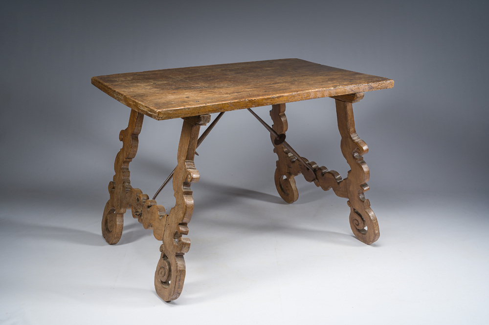 Table en noyer aux raccords en fer forg&eacute;, Espagne, 18&egrave;me si&egrave;cle