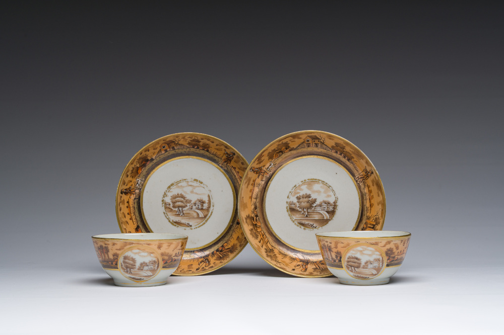 Een paar Chinese export porseleinen koppen en schotels voor de Braziliaanse of Portugese markt, 19de eeuw