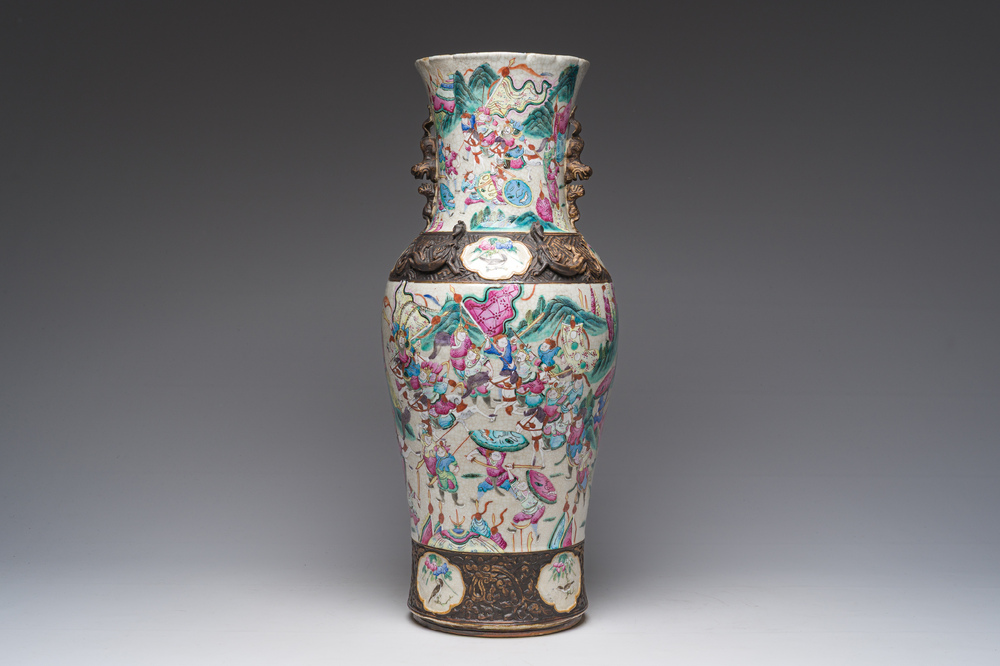 Vase en porcelaine de Chine famille rose dite 'de Nankin' &agrave; d&eacute;cor de sc&egrave;nes guerri&egrave;res, 19&egrave;me si&egrave;cle