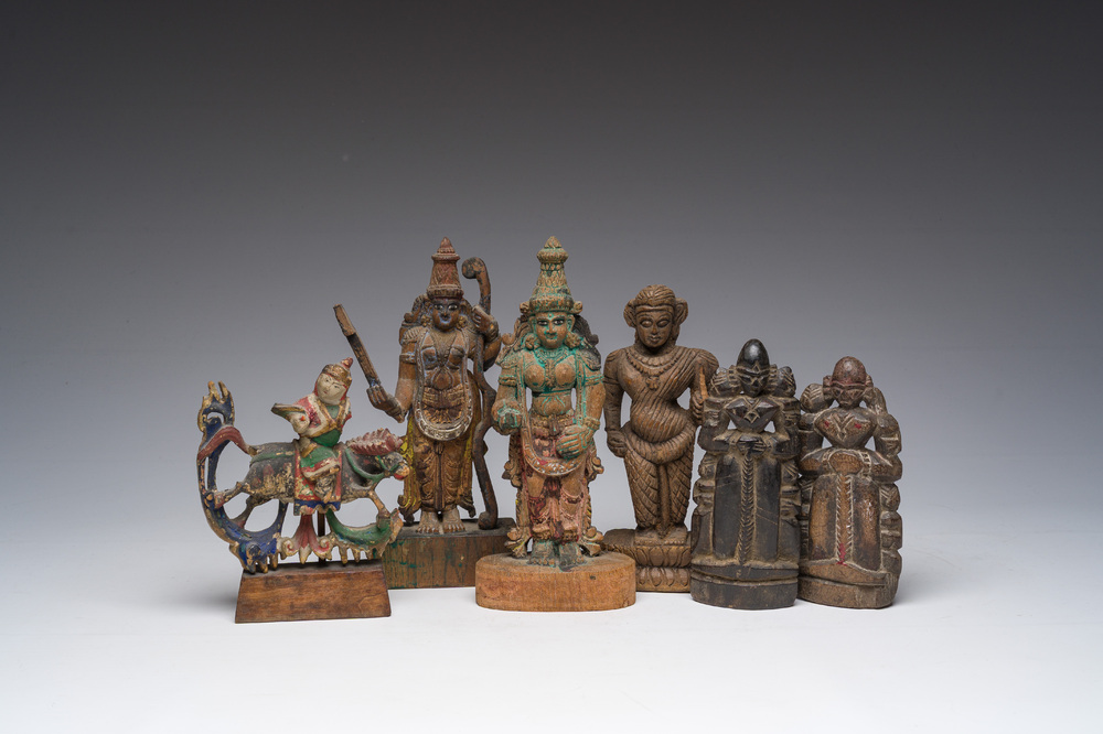 Zes Indische deels gepolychromeerde houten sculpturen, 19de/20ste eeuw