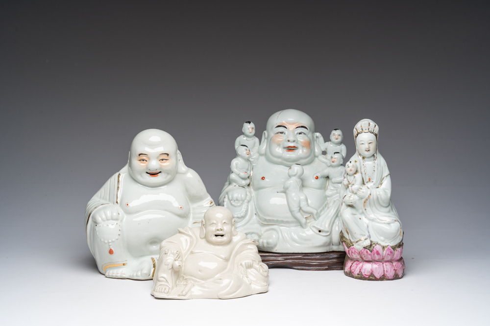 Vier Chinese blanc de Chine en famille rose sculpturen van Boeddha en Guanyin, 19de/20ste eeuw
