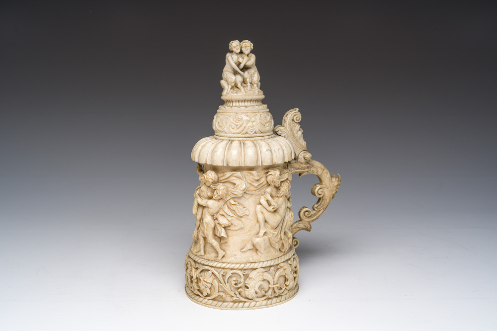 Chope couverte dite tankard en ivoire sculpt&eacute; &agrave; d&eacute;cor de sc&egrave;nes de bacchanales et de satyres en relief, Allemagne, vers 1880