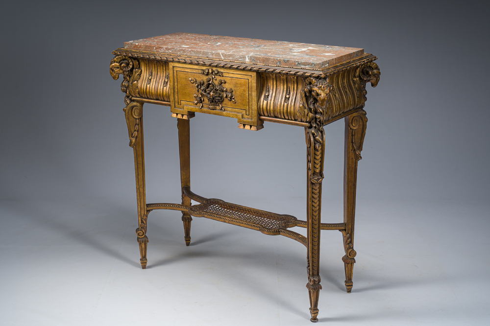 Table d'appoint de style Louis XVI en bois sculpt&eacute; et dor&eacute; &agrave; d&eacute;cor de t&ecirc;tes de bouc surmont&eacute;e d'une tablette en marbre rouge, 19&egrave;me si&egrave;cle