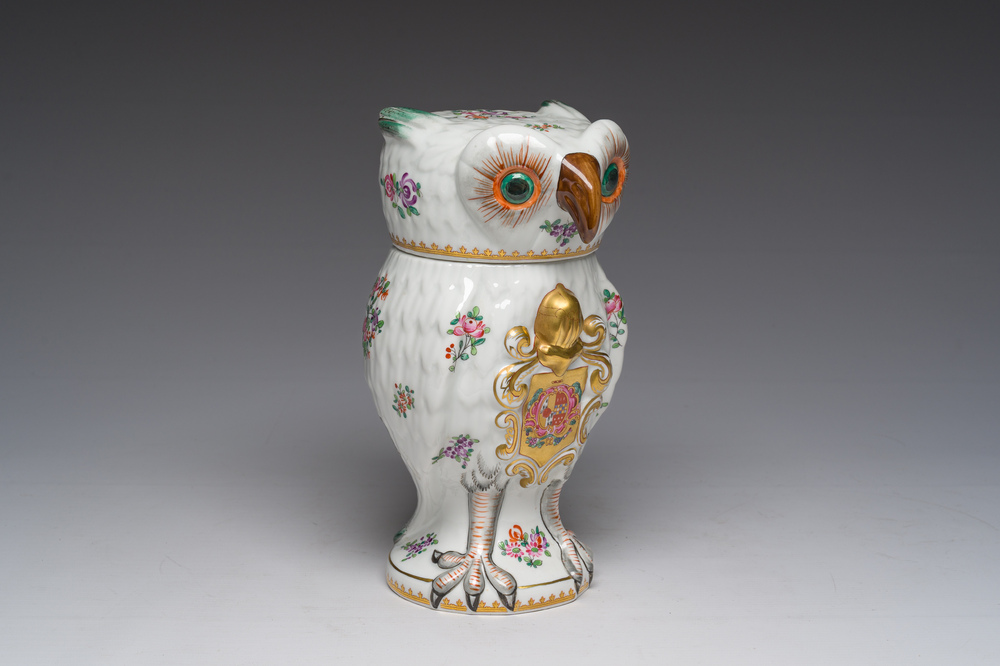 Pot couvert en forme de hibou en porcelaine de Paris polychrome et dor&eacute; &agrave; d&eacute;cor d'armoiries, France, 20&egrave;me si&egrave;cle