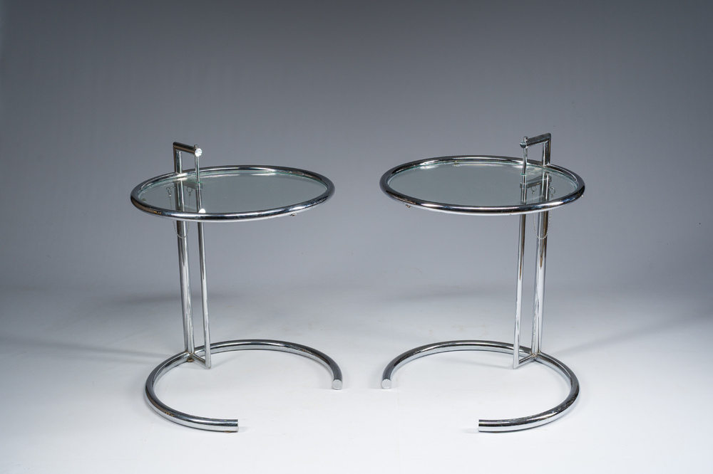 Eileen Gray (1878-1976): Paire de tables d'appoint r&eacute;glables en hauteur en acier chrom&eacute; et verre, Classicon Adjustable Table E1027, [ann&eacute;es 70]