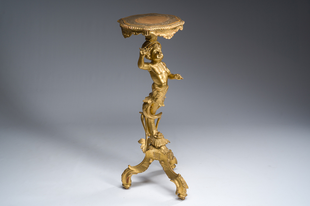 Table d'appoint en bois sculpt&eacute; et dor&eacute; &agrave; d&eacute;cor d'un homme-poisson, Italie, 19&egrave;me si&egrave;cle