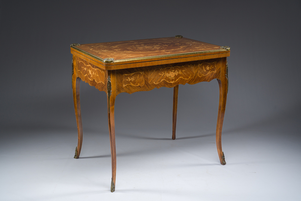 Table &agrave; jeu de cartes ou de backgammon de style Louis XV en marqueterie et montures en bronze dor&eacute;, France, premi&egrave;re moiti&eacute; du 20&egrave;me si&egrave;cle