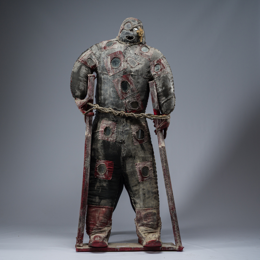 Effigie Bizango d&rsquo;un guerrier infirme et borgne se tenant debout gr&acirc;ce &agrave; des b&eacute;quilles en bois, techniques mixtes, Ha&iuml;ti, 20&egrave;me si&egrave;cle