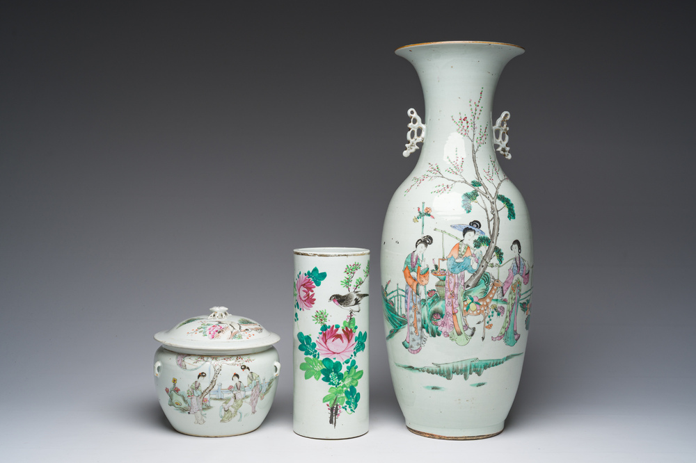 A Chinese famille rose vase, a hatstand and a jar and cover with ladies in a palace garden, 19th/20th C.