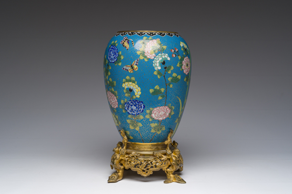 Vase en &eacute;maux cloisonn&eacute;s &agrave; d&eacute;cor de papillons parmi des fleurs sur socle en bronze dor&eacute;, Chine, 19&egrave;me si&egrave;cle