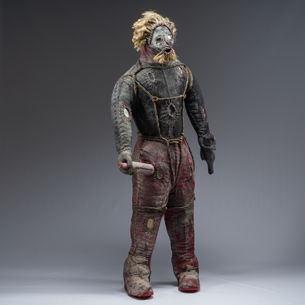 Effigie Bizango d'une figure poilue tenant une bouteille de boisson dans chaque main, techniques mixtes, Ha&iuml;ti, 20&egrave;me si&egrave;cle