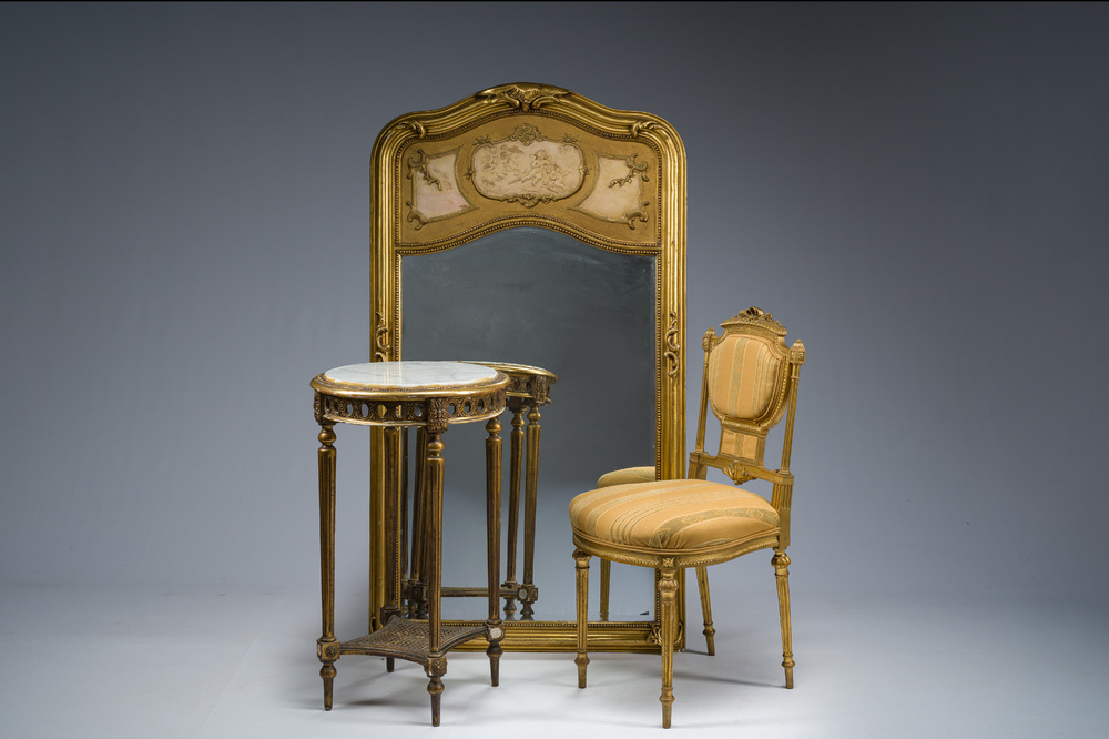 Table d'appoint &agrave; plateau en marbre, un miroir orn&eacute; de d&eacute;tails en pl&acirc;tre et une chaise en bois dor&eacute;, France, 19&egrave;me/20&egrave;me si&egrave;cle