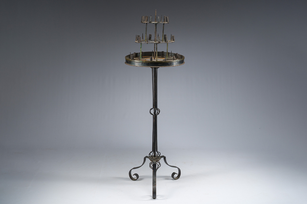 Chandelier &agrave; trois niveaux n&eacute;o-gothique &agrave; trois pieds en m&eacute;tal patin&eacute; et cuivre, 19&egrave;me/20&egrave;me si&egrave;cle