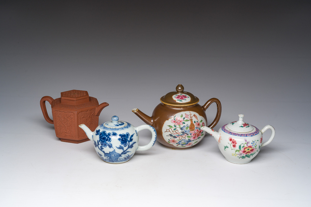 Quatre th&eacute;i&egrave;res en porcelaine de Chine en bleu, blanc et famille rose et en gr&egrave;s de Yixing, Kangxi/Qianlong