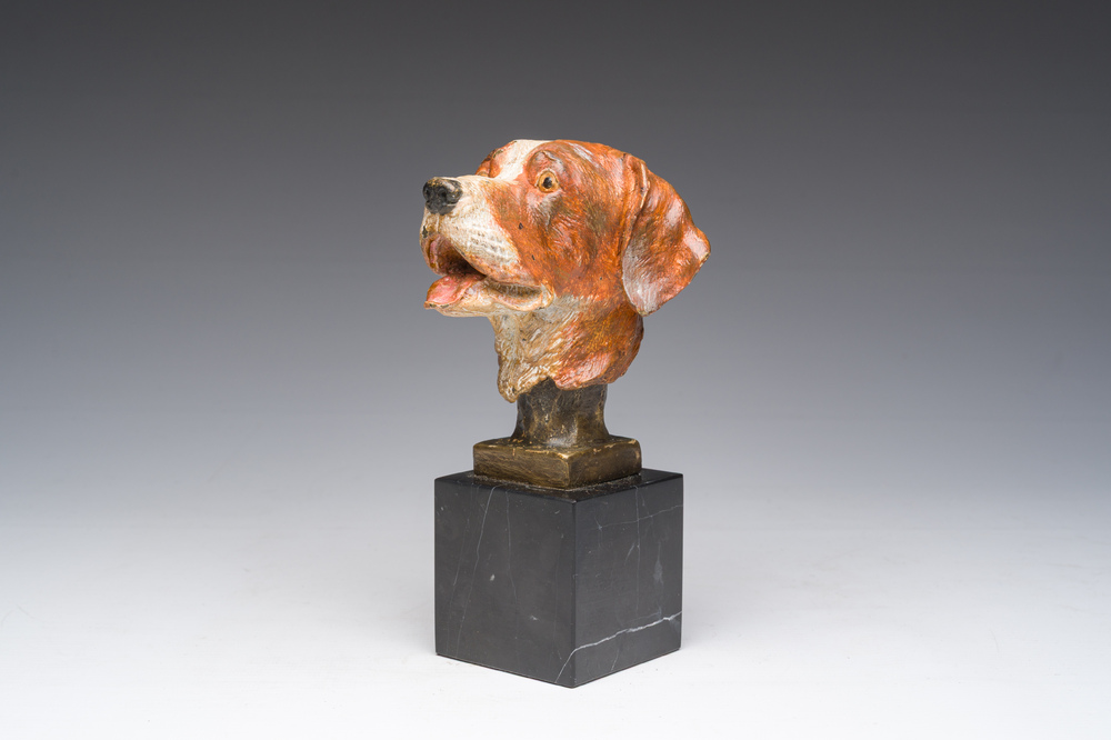 Onleesbaar gesigneerd: Een Weens polychroom koud beschilderd bronzen model van een hondenkop op een zwartmarmeren basis, 19de/20ste eeuw