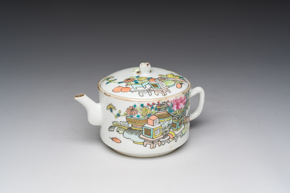 Een Chinese qianjiang cai theepot met deksel met antiquiteiten, 19de/20ste eeuw